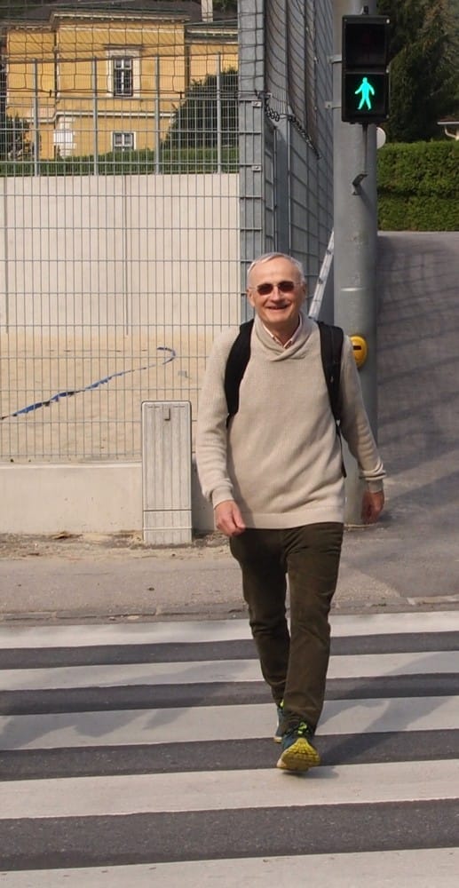 Verkehrsstadtrat Josef Baum auf Fußgängerübergang