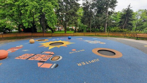 Kam s dětmi v Praze? Veřejně dostupné trampolíny v Praze, dětská hřiště s trampolínou.