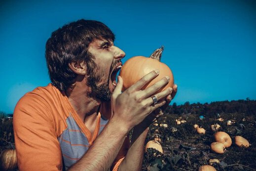 hombre comiendo calabaza