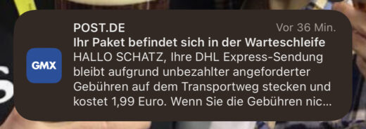 Screenshot E-Mail Benachrichtigung in meinem GMX-Postfach: Absender "Post.de"; Betreff: "Ihr Paket befindet sich in der Warteschleife" Text: "HALLO SCHATZ, Ihre DHL Express-Sendung bleibt aufgrund unbezahlter angeforderter Gebühren auf dem Transportweg stecken und kostet 1,99 Euro. Wenn..."