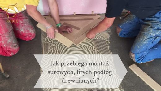 Dwaj mężczyźni układający parkiet drewniany