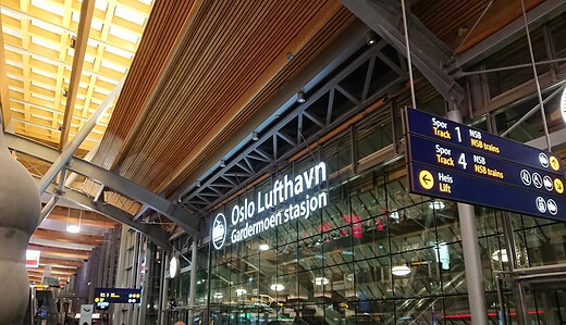 オスロ空港で夜を明かす