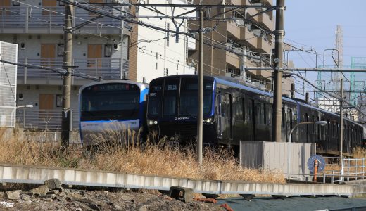 そうにゃん車両と新横浜線の試験運転車両と営業車両のすれ違い