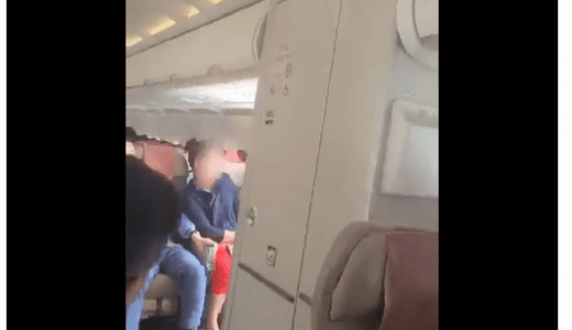 アシアナ航空事件（飛行中に扉が開く）