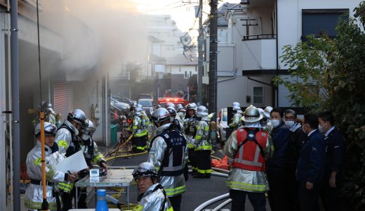 家の隣の式場、葬儀場の相生ホール火災、消防車30台、50名近くの消防隊員が消火活動する