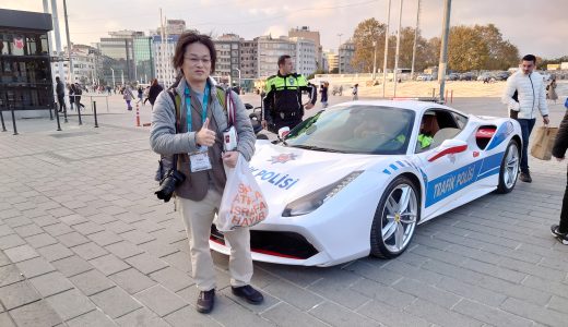フェラーリのパトカーの前で記念撮影