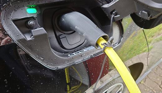 電気自動車「VWのID.3」を充電する