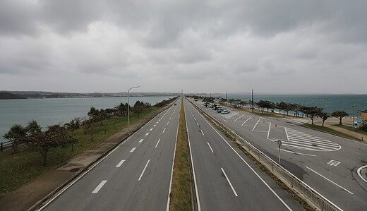 沖縄県の海中道路