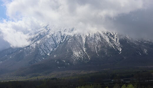 春の羊蹄山