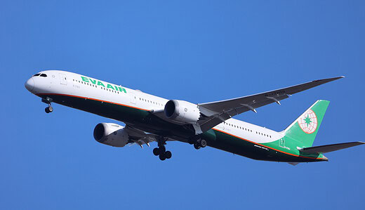 天気が良かったので、道の駅「ウトナイ湖」の展望台から飛行機を撮影する