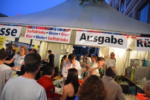 Blick in den Pavillion am Rathaus am Abend