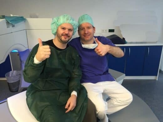 Direkt nach dem Augen lasern noch auf dem OP-Tisch: der Operateur Dr. Galambos rechts, ich links