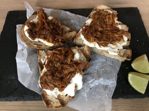 Holzofenbrot mit Pulled Pork, Schmand und BBQ-Sauce im Kraftpaule