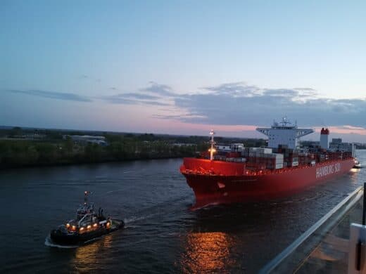 Das Frachtschiff kam uns auf der Elbe entgegen