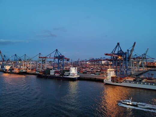 Der Hamburger Hafen bei nacht von der Mein Schiff 1 aus