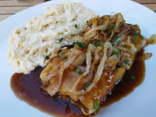 Maultaschen mit Kässpätzle im Restaurant Arche Stuttgart gegenüber der Markthalle