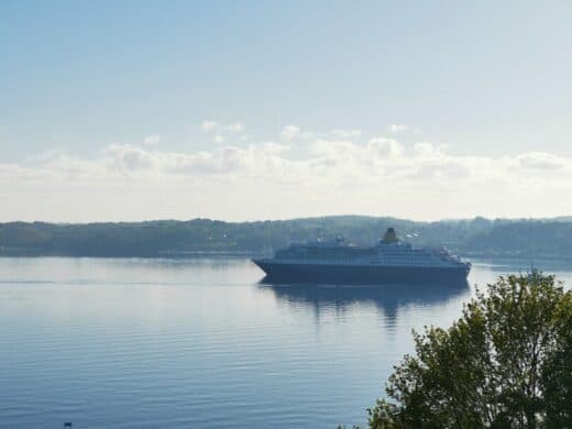 Saga Sapphire bei der Vorbeifahrt an unserem Hotel