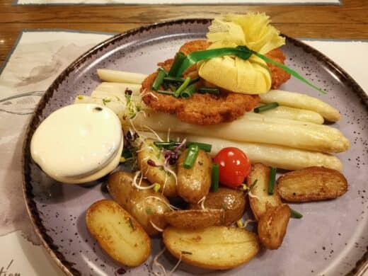 Spargel mit Kalbsschnitzel im Liebesbier