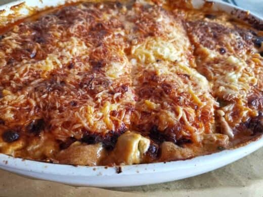 Maultaschenauflauf (Maultaschen, Paprika, Speck, Zwiebeln, Sahne, Käse, Käse, Käse)