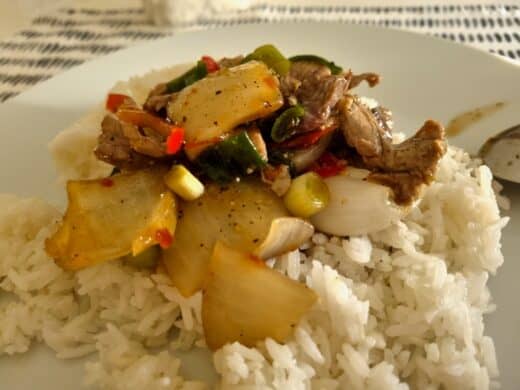Pad Prik Thai Dam ("Fleisch" gebraten mit schwarzer Pfeffersoße, Zwiebeln, Lauch und Paprika - in meinem Fall war das Fleisch Rind)