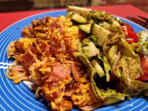 Rührei mit den Resten und viel Käse und Salat