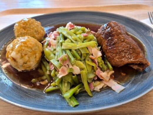 Roulade mit Speckbohnen und Semmellnödel im Betriebsrestaurant der SDK