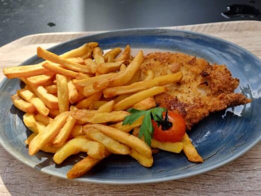Schnitzel mit Pommes im Betriebsrestaurant