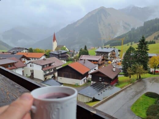Glühwein auf dem Balkon mit Blick über Berwang