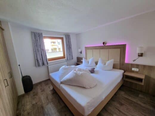 das Schlafzimmer mit Hintergrundbeleuchtung des Bettes