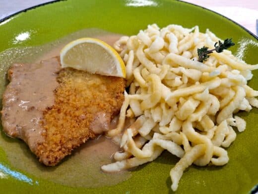 Paniertes Schnitzel mit Spätzle und Rahmsoße
