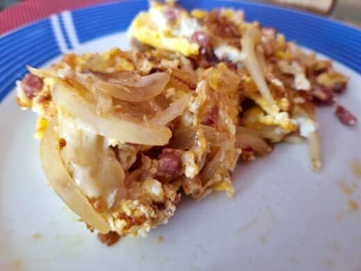 Ei mit Speck, Zwiebeln und Käse