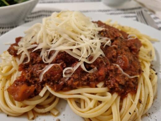 Linguine Bolognese mit geriebenen Käse
