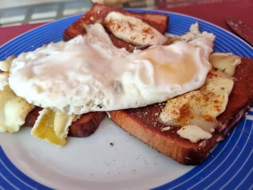 Fleischkäse mit Spiegelei