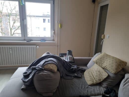 So sah es dann bei mir aus. Couch mit fettem Kissen, um die Beine hochzulagern