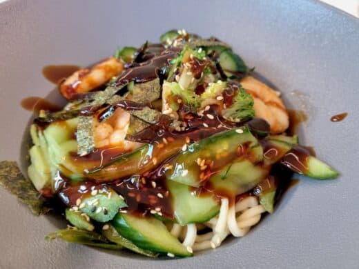Japanische Donburi Bowl mit gebratenen Riesengarnelen