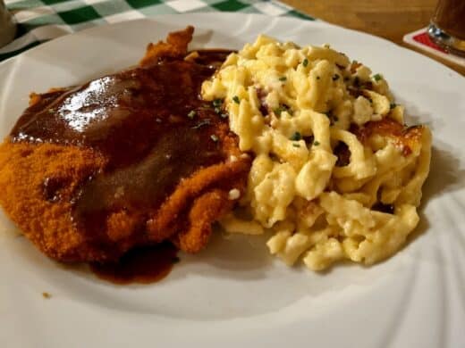 Braumeisterschnitzel mit Kässpätzle im Sophies Brauhaus