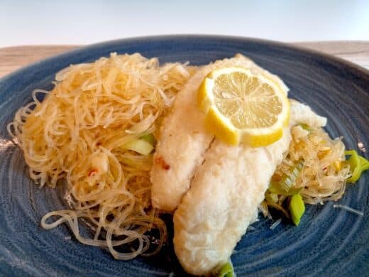 Gebratenes Pangasius Filet aus Asiatischer Glasnudel - Gemüsepfanne im SDK Betriebsrestaurant