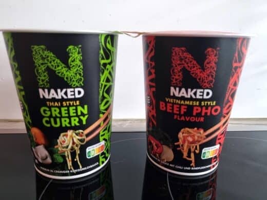Nudel Becher von Naked, einmal Green Curry, einmal Beef Pho