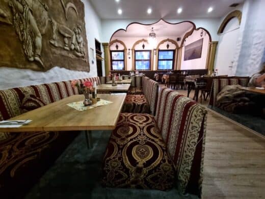 Orientalischer Sitzbereich im Taverna Yol in Stuttgart