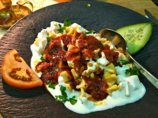 Mantı - Mit Hackfleisch gefüllte Maultaschen nach türkischer Artdazu Knoblauchjoghurt und Butter (13,00 EUR)