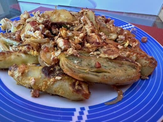 Maultaschen mit Speck, Zwiebeln und Ei angebraten