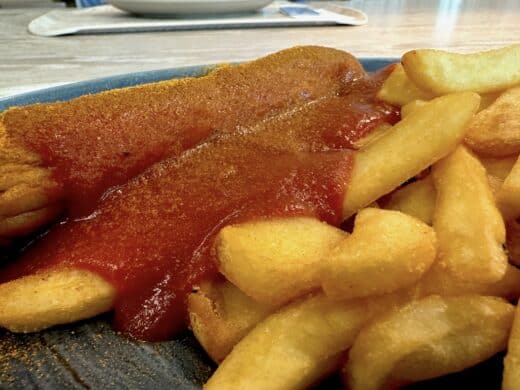 Currywurst mit Pommes