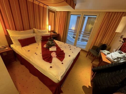 Schön dekoriertes Bett in der aROSA Luna zu meinem 50. Geburtstag