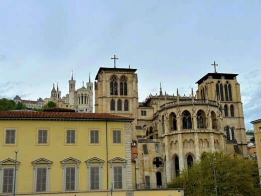 Unten die Cathédrale Saint-Jean-Baptiste, oben die La Basilique Notre Dame de Fourvière