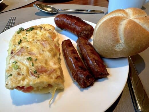 Frühstück mit frischem Omelette und Würstchen