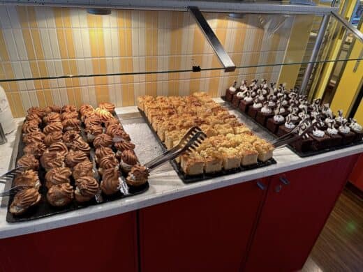 Kuchenbuffet auf der aROSA Luna am Nachmittag