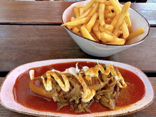 Currywurst Tobi's im Tobi's mit Pommes
