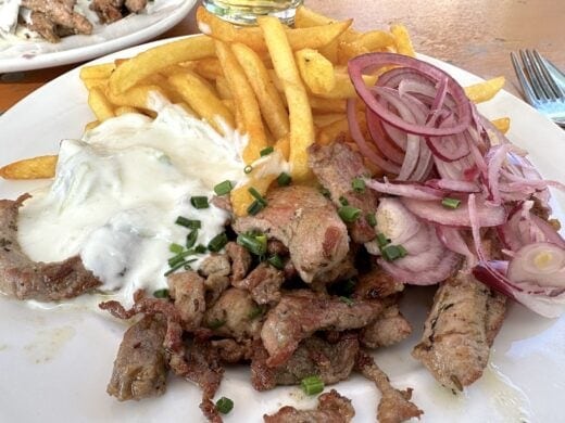 Gyros mit Pommes und Zaziki