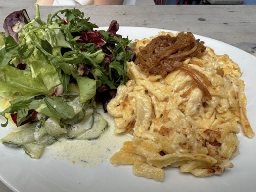 Kässpätzle mit Salat im Schlesinger