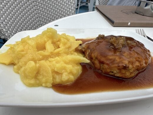 Fleischküchle mit Kartoffelsalat